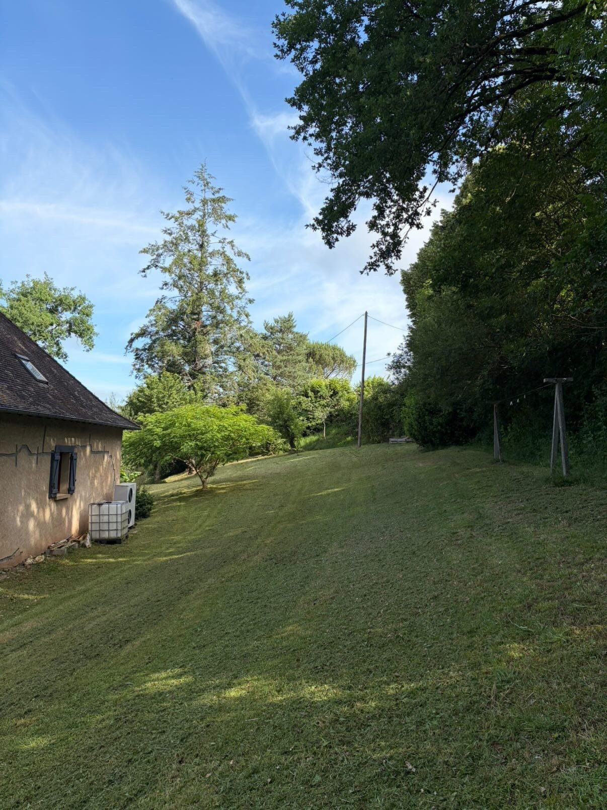 Pelouse en pente tondue Corrèze